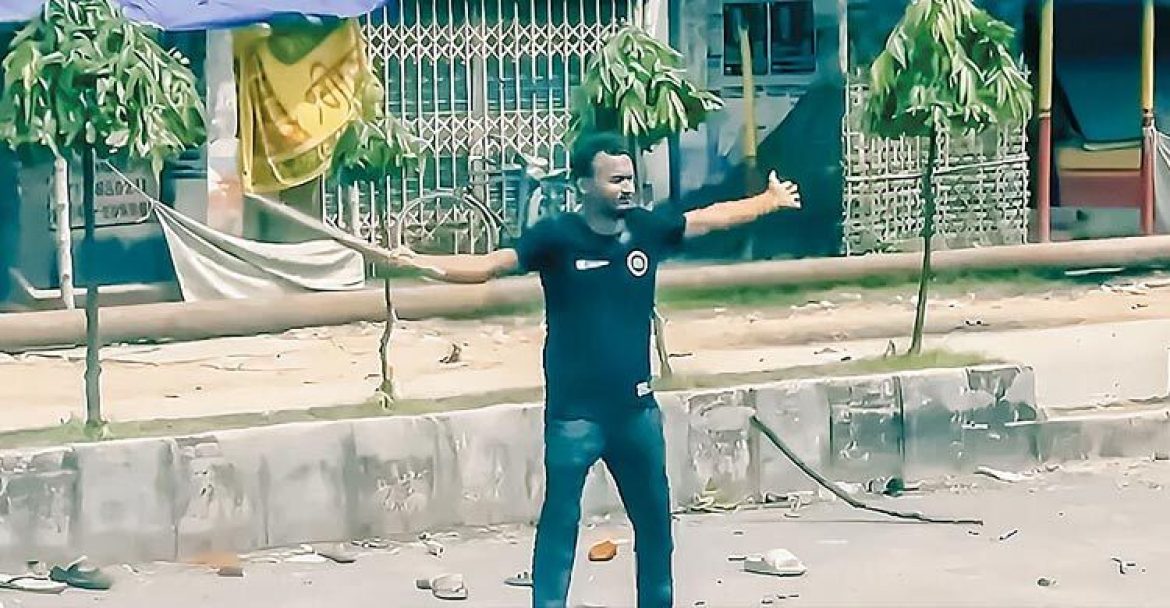 পুলিশ এর বন্দুকের মুখোমুখি হয়ে বুক পেতে দাঁড়িয়ে আছে আবু সাইদ।