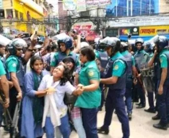 বরিশালের March For Justice এর সমাবেশে মেয়েটাকে(লামিয়া) পুলিশ প্রচন্ড মারছে।