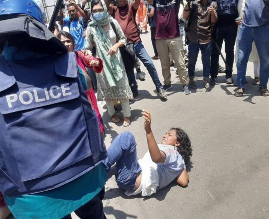 বরিশালের March For Justice এর সমাবেশে মেয়েটাকে(লামিয়া) পুলিশ প্রচন্ড মারছে।