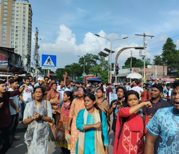 কোটার যৌক্তিক সংস্কারের দাবিতে নীলক্ষেত মোড়ে বাংলাদেশ ছাত্র ইউনিয়নের সংহতি।