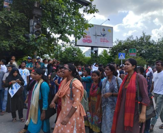 সাধারণ মানুষ ও শিক্ষার্থীদের মানববন্ধন।