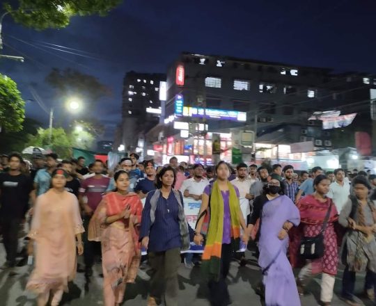 রাতের বেলায়ও সাধারণ মানুষ ও শিক্ষার্থীদের মিছিল।