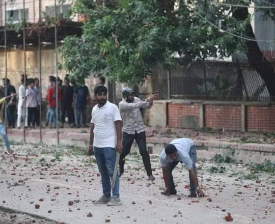 ঢাকা বিশ্ববিদ্যালয়ের সাধারণ শিক্ষার্থীদের ওপর ছাত্রলীগের গুলি করার চেষ্টা