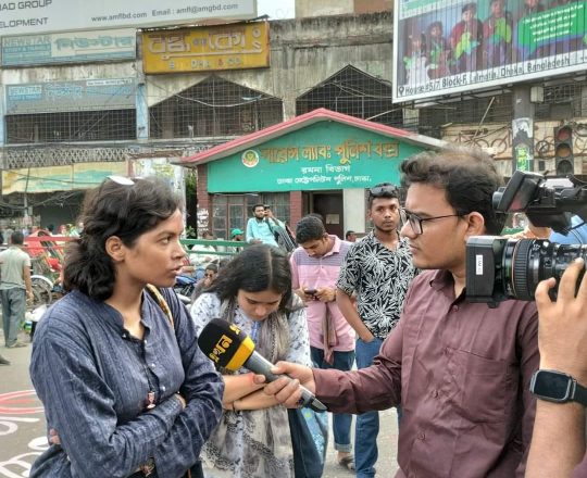 সায়েন্স ল্যাব এলাকায় শিক্ষার্থীদের অবস্থান কর্মসূচী।