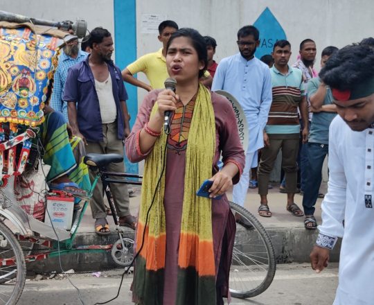 রামপুরা বাড্ডা ব্লকেড। ছবিতে নাজিফা জান্নাত: ইস্ট ওয়েস্ট ইউনিভার্সিটির সমন্বয়ক।