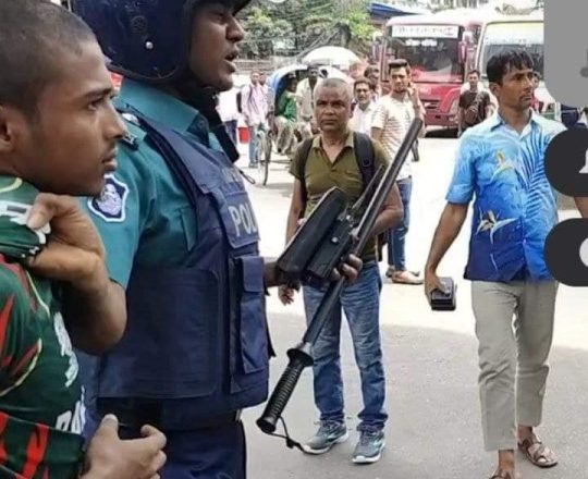 সাধারণ শিক্ষার্থীকে পুলিশ এরেস্ট করে নির্মম ভাবে নিয়ে যাচ্ছে