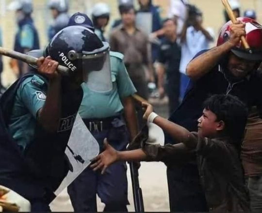 পুলিশ এর লাঠি চার্জ