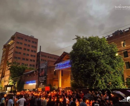 বীরদের স্মরণ করে মোমবাতি প্রজ্জ্বলন, ইস্ট ওয়েস্ট বিশ্ববিদ্যালয় ৩২ জুলাই, ২০২৪। ছবিঃ হাসিন মাহতাব।