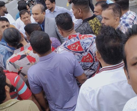 এনএসআই কর্মকর্তা মোরশেদ (টাক মাথার লোকটি) আওয়ামী লীগ নেতা-কর্মীদের বুঝিয়ে দিচ্ছেন কিভাবে শিক্ষার্থীদের উপর হামলা করতে হবে।