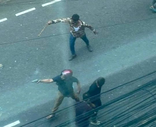 উত্তরায় বৈষম্যবিরোধী ছাত্র আন্দোলনের গণমিছিলে শিক্ষার্থীদের সঙ্গে পুলিশ ও আওয়ামী লীগের নেতা-কর্মীদের পাল্টাপাল্টি ধাওয়া ও সংঘর্ষ।