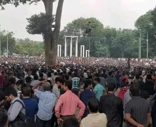 ৩ রা আগস্ট, শহীদ মিনারে জনসমুদ্র।