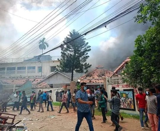 এমপি ইকবালুর রহিমের বাসায় আগুন লাগায় দিছে ছাত্রজনতা ।