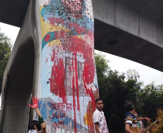 হাসিনার প্রতিকৃতিতে বিক্ষুব্ধ জনতার আক্রোমন।