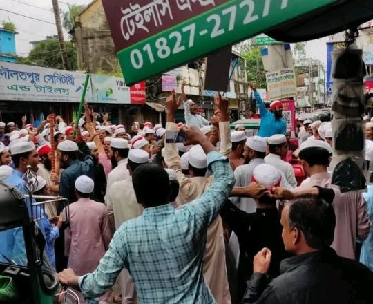 রাজপথে নাজিরহাট বড় মাদ্রাসার শিক্ষার্থী, শিক্ষক সহ সাধারণ জনগন।