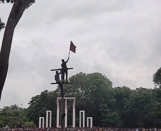 শহীদমিনারে গনজমায়েত।