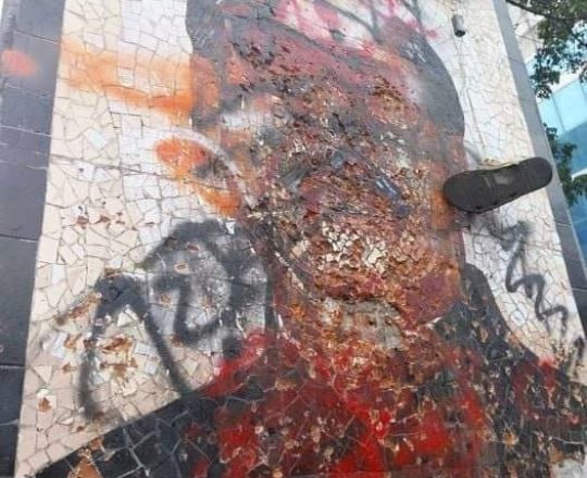 শেখ মুজিবের প্রতিকৃতিতে আক্রোমণ।