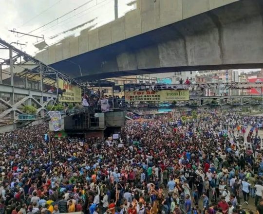 মিরপুরে আন্দোলন করছেন বিক্ষোভকারীরা।