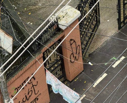 আমির হোসেন আমুর বাসায় বিক্ষোভকারীদের ক্ষোভ প্রকাশ।