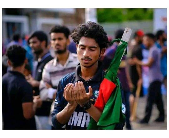 মোনাজাত করছেন একজন বিক্ষোভকারী।