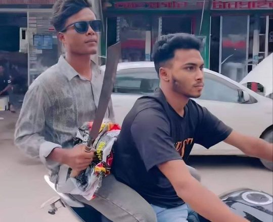 গাজীপুরের কাজী আজিমউদ্দিন কলেজের ছাত্রলীগ আসাদ অস্ত্র হাতে শিক্ষার্থীদের হামলা করে।