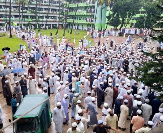 হাটহাজারী মাদ্রাসার শিক্ষার্থীরাও আন্দোলনরত ছাত্র-শিক্ষকদের কর্মসূচীর সাথে একাত্ম হয়ে শুক্রবার বিকেলে বিক্ষোভ এবং চট্টগ্রাম-খাগড়াছড়ি মহাসড়ক অবরোধ করে