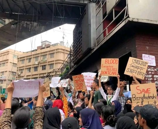 মিরপুর দশ নাম্বার শিক্ষার্থীদের প্রতিবাদ মিছিল। সময় বিকাল সাড়ে চারটা।