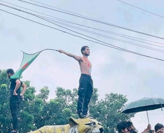 চট্টগ্রাম টাইগারপাসে পতাকা হাতে বিক্ষোভ করছেন এক শিক্ষার্থী।