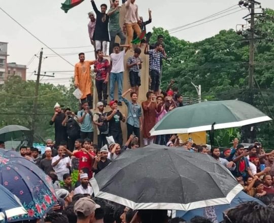পতাকা হাতে শিক্ষার্থী ও সাধারণ জনগণ, চট্টগ্রামের প্রতিবাদ করা ছবি।