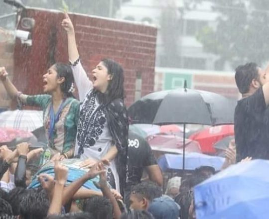 ২ আগষ্ট উত্তরার ৬ নম্বর সেক্টরে রাজউক উত্তরা মডেল স্কুল অ্যান্ড কলেজের শিক্ষার্থীরা মিছিল ও সমাবেশ করেছে। ছবিঃ আশরাফুল আলম।