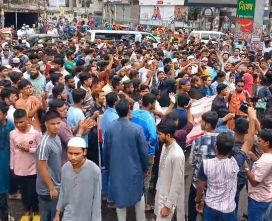 ঢাকা কলেজ সাইন্স ল্যাবে করা প্রতিবাদ মিছিল ।