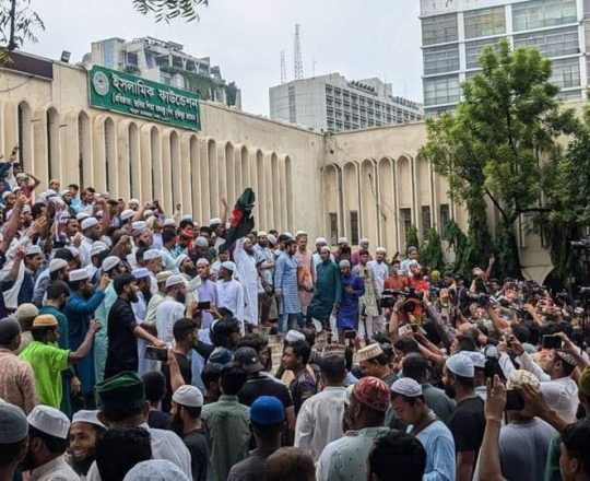 বায়তুল মোকাররম উত্তর গেইটে বিক্ষুব্ধ জনতার প্রতিবাদ।