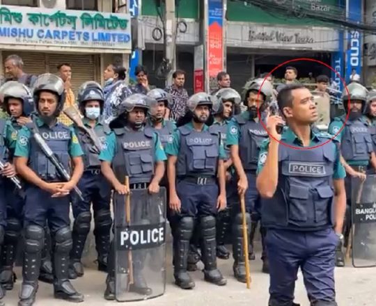 বিক্ষোভ দমনে প্রস্তুত সশস্ত্র পুলিশ সদস্যরা।