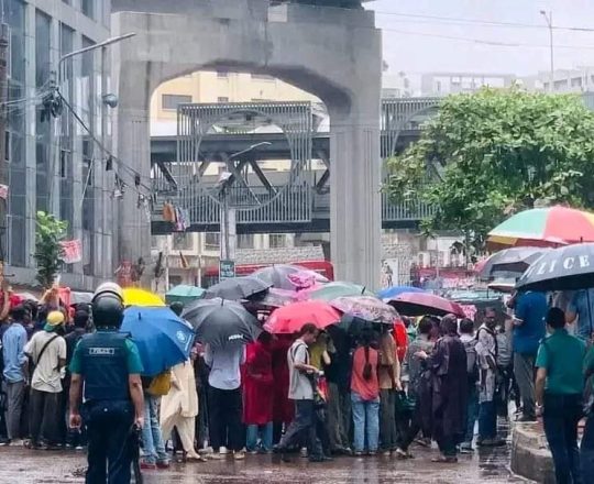 ফার্মগেটে শিক্ষার্থীদের প্রতিবাদ এর অংশ।