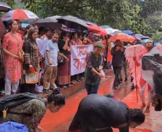 বৃষ্টি উপেক্ষা করে রাজধানীর আবাহনী মাঠের সামনে প্রতিবাদ করেছে শিল্পীরা। ছবিঃ জাহিদুল করিম