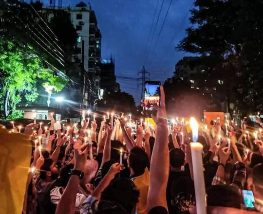 শহীদ স্মরণে ইস্ট ওয়েস্ট ইউনিভার্সিটির শিক্ষার্থীদের সমাবেশ।