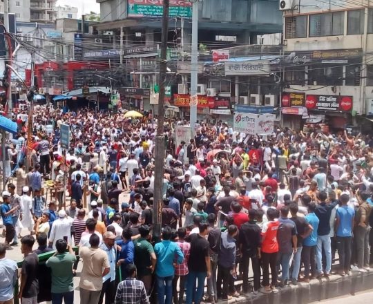 বসুন্ধরা গেট, যমুনা ফিউার পার্কের সামনে শিক্ষার্থীদের অবস্থান।