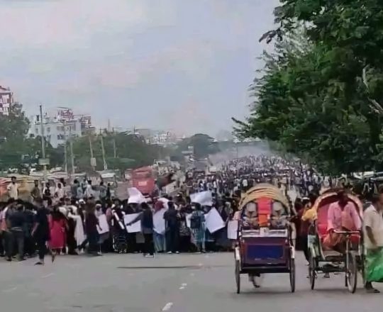 সনির আখড়ার শিক্ষার্থীদের অবস্থান ও প্রতিবাদ।