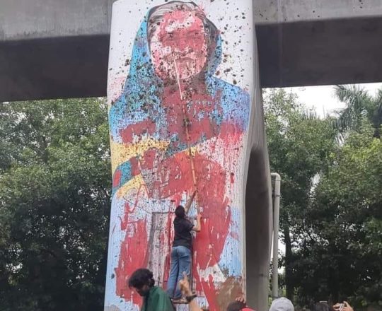 শেখ হাসিনার প্রতিকৃতিতে বিক্ষুব্ধ জনতার আক্রোমণ।