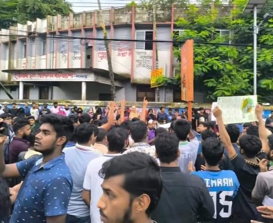 এক দফা দাবিতে টাউনহল,ময়মনসিংহ শিক্ষার্থীদের অবস্থান।