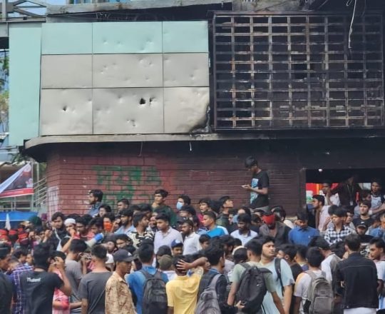 মিরপুর ১০ নাম্বার শিক্ষার্থীরা জড়ো হচ্ছেন।