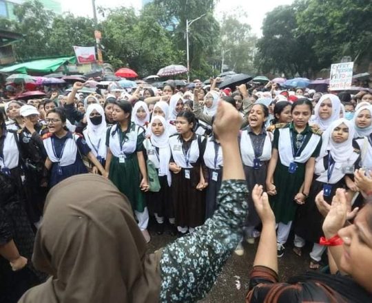 বৃষ্টি উপেক্ষা করে উত্তরায় স্কুল কলেজের বাঘিনীর।