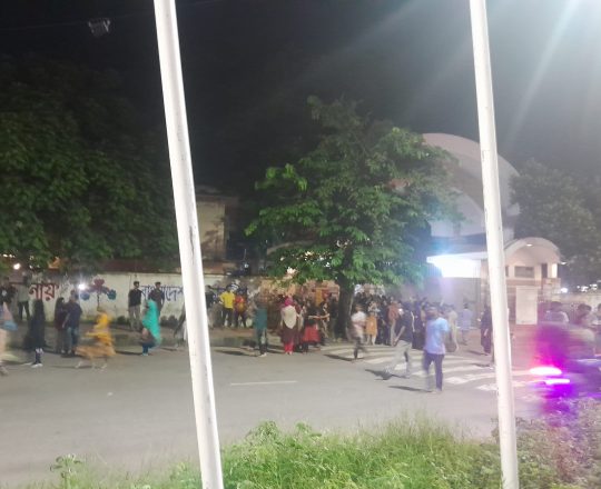 ১৪ জুলাই ঢাকা বিশ্ববিদ্যালয়ের রোকেয়া হলের ছাত্রীরা থালা বাটি বাজিয়ে আওয়াজ করে প্রতিবাদ জানাচ্ছিলো এবং হল থেকে বের হচ্ছিলো